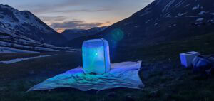 Photographie d'un dispositif d'attraction lumineuse pour l'observation des papillons de nuit © CC-BY-SA Flavia APE