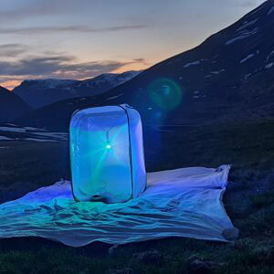 Photographie d'un dispositif d'attraction lumineuse pour l'observation des papillons de nuit © CC-BY-SA Flavia APE