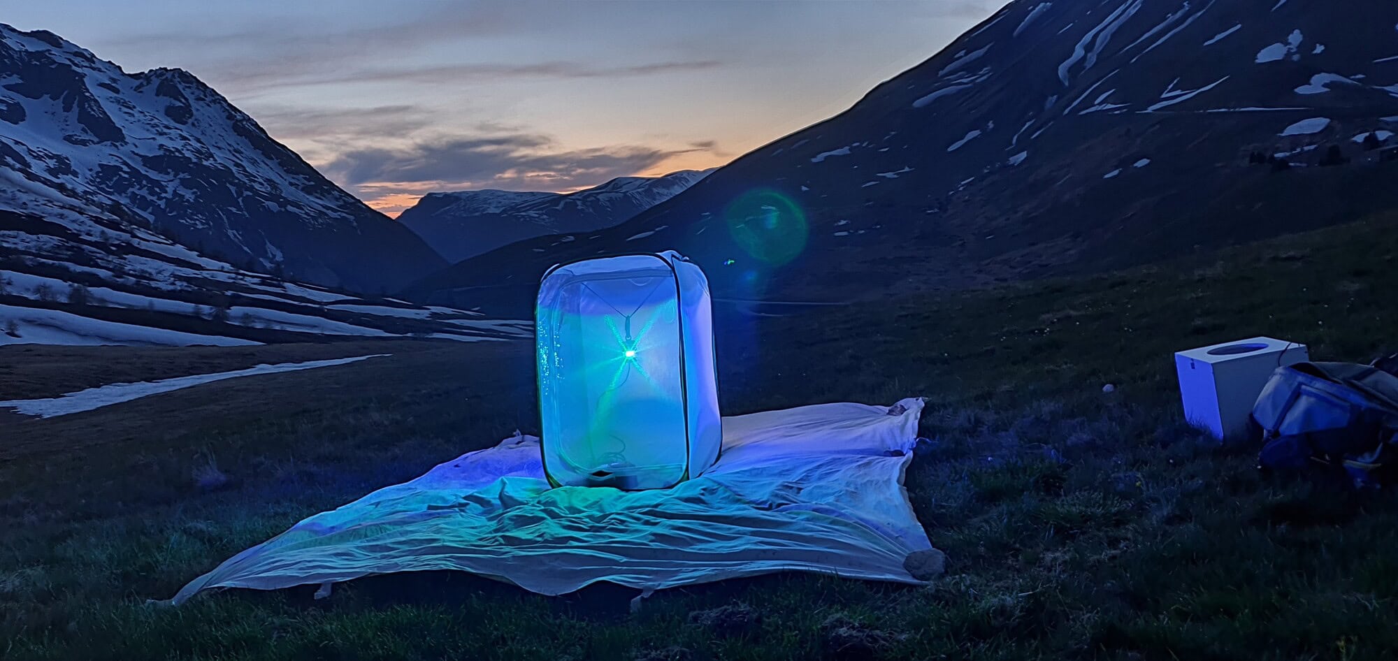Photographie d'un dispositif d'attraction lumineuse pour l'observation des papillons de nuit © CC-BY-SA Flavia APE